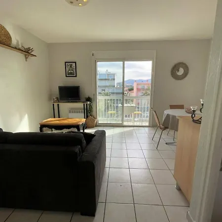 2 Pieces Avec Balcon, Parking, A 2 Pas De La - Fr-1-225d-133 サン・シプリアン